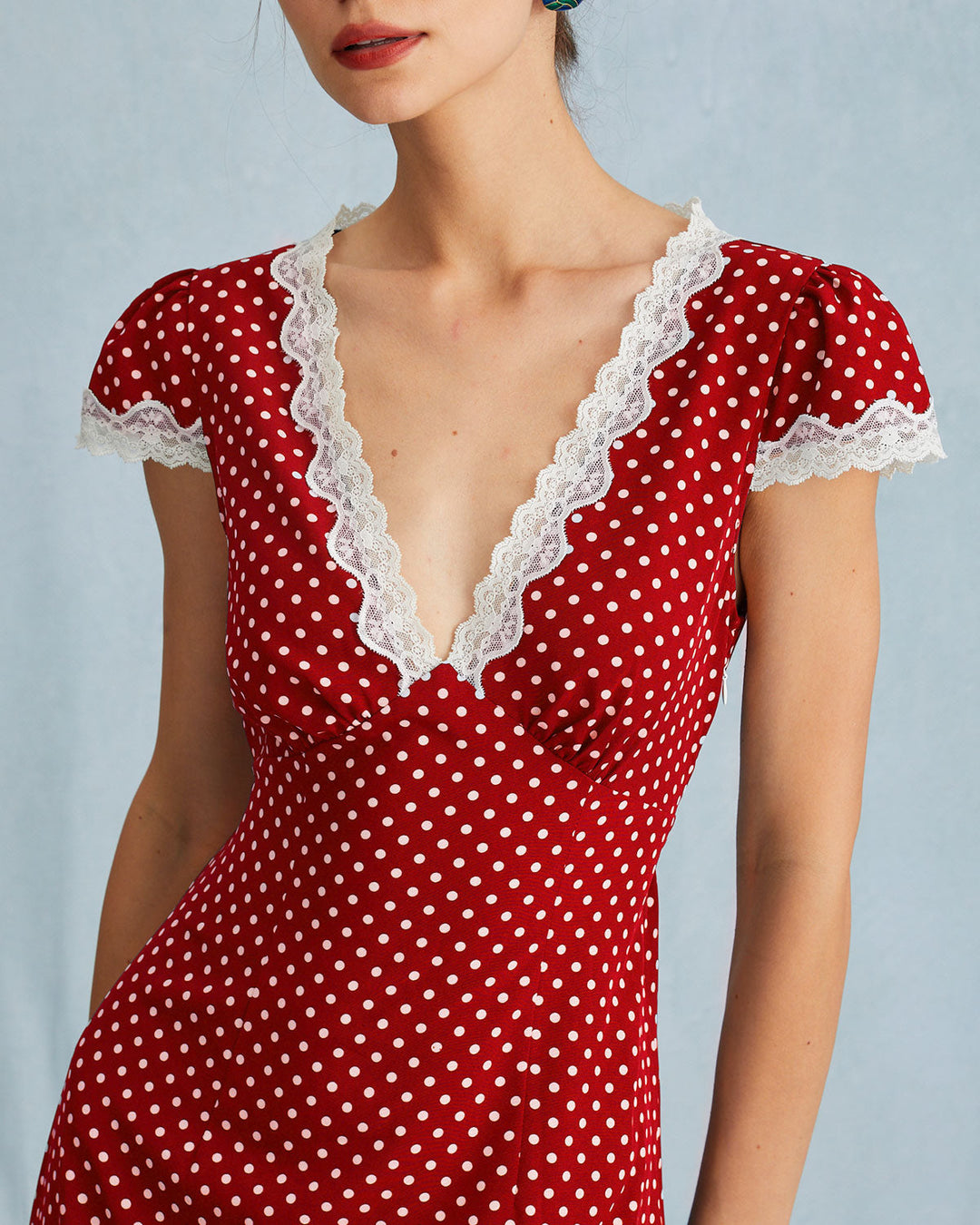 Misha™ | Das rote geraffte Maxikleid mit V-Ausschnitt und gepunkteter Spitze